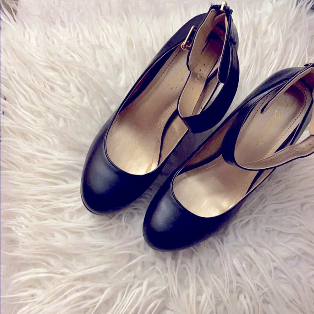 black wedges